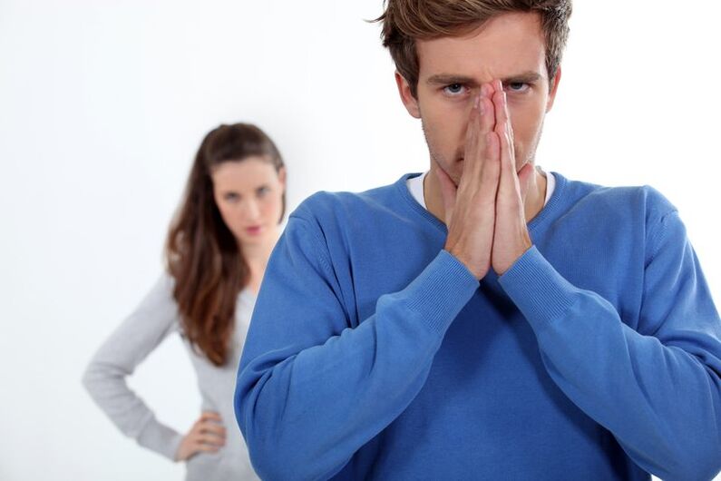 man boos op symptomen van prostatitis
