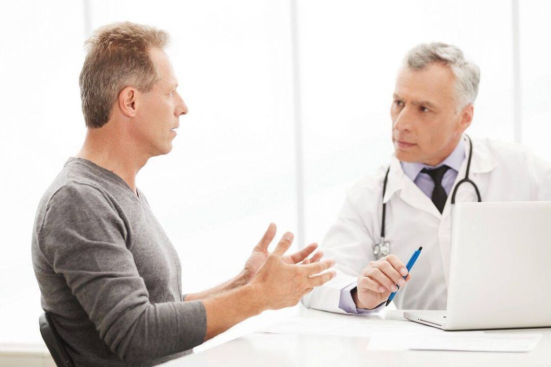 een arts bezoeken voor symptomen van prostatitis